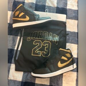 🔥HOLIDAY DEAL NEW🔥 Air Jordan 1 Mid BLACK/GOLD (DQ8426-071) Men's Sz 12 SEE DTLS